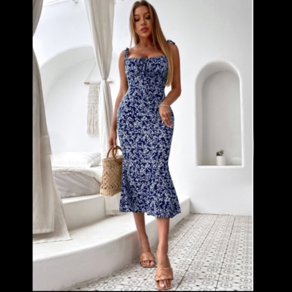 Ditsy Floral Tie Shoulder Split Back Mermaid Hem Cami Dress - Picture 7 of 9